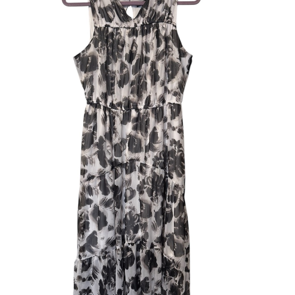 Elegant Black and White Sleeveless Dress